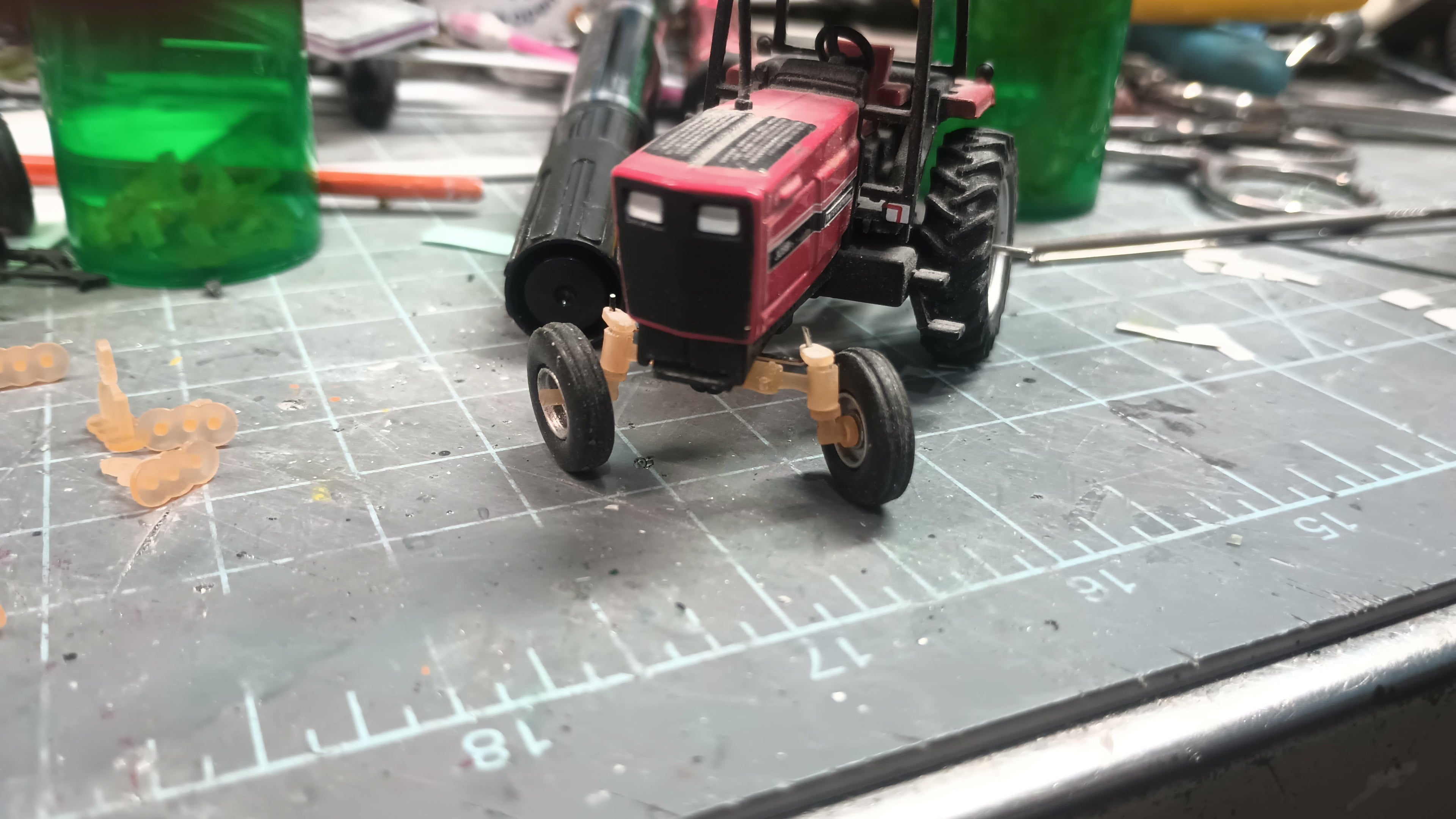 1:64 scale Greenlight IH 5088 steerable front axle kit